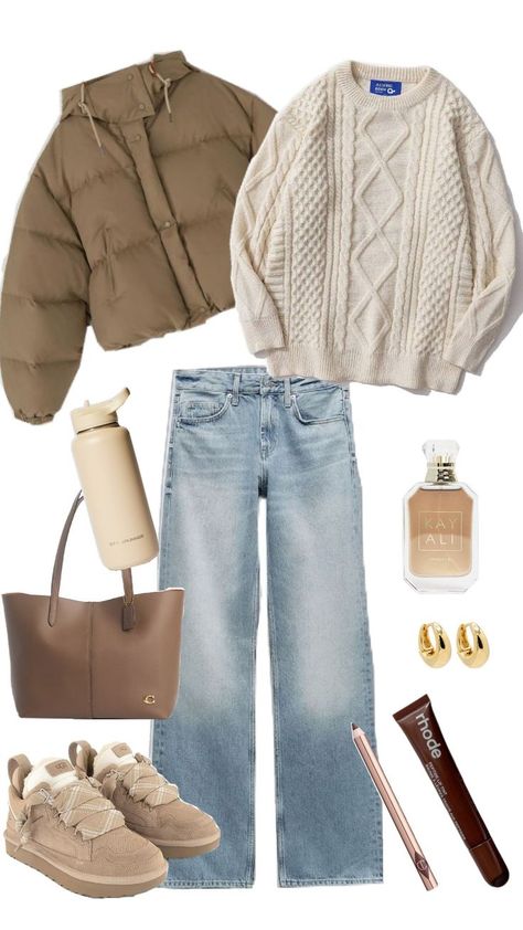 brown bag / being knit sweater / light brown UGGs sneakers / kay Ali perfume /light blue jeans / gold hoops / brown puffer jacket /brown Charlotte tilbury lipliner / brown Rhode lipgloss / beige water bottle / brown-beige fit Cinnamon Outfit, Kay Ali Perfume, Clean Girl Fall, Brown Bag Outfit, Kay Ali, Winter Christmas Outfits, Outfit Uni, Outfit Stockholm, Fit School