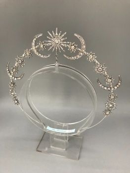 Celestial Tiara, Moon Halo, Era Victoria, Halo Crown, Celestial Wedding, Beautiful Tiaras, Headpiece Jewelry, Headpiece Hairstyles, Crown Tiara