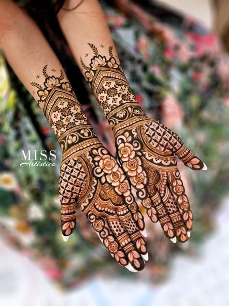 Beautiful modern style floral bridal henna with grid. #torontobridalmehndi Mehandi For Bridesmaid, Modern Mehndi Designs Bridal, Semi Bridal Mehendi Design Front Hand, Grid Henna Designs, Henna Grid Designs, Designer Mehendi Designs Unique, Grid Mehendi Design, Floral Henna Designs Simple, Indian Mehndi Designs Unique