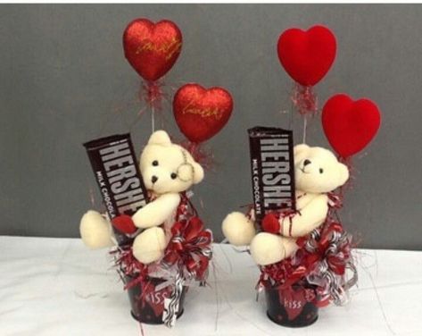 Valentine's Day Gift Baskets Ideas, Ferrero Rocher Gift Ideas Valentines Day, Valentine’s Day Basket Ideas, Diy Valentine Gifts To Sell, San Valentin Ideas Para Vender, Buket Valentine, Creative Valentines Gifts, Ideas San Valentin, Diy Valentine's Gift Baskets