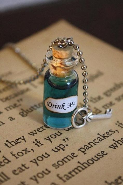 drink me Alice In Wonderland Drink Me, Vial Necklace, ดินปั้น Polymer Clay, Were All Mad Here, Alice In Wonderland Party, Mad Hatter Tea, Drink Me, Bottle Necklace, Wonderland Party