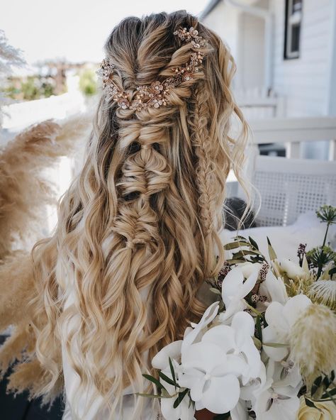 Wedding Rustic Hairstyles, Bridal Makeup Rustic Wedding, Wedding Hairstyles Rustic, Boho Wedding Hair And Makeup, Wedding Hair Rustic, Floral Headdress Wedding, Rustic Bride Hairstyles, Wedding Viking Hairstyles, Rustic Boho Wedding Hair