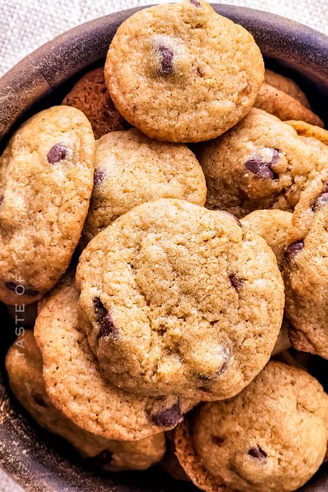 With crunchy edges, chewy centers, and buttery flavor, this copycat Famous Amos Cookies Recipe is a nostalgic delight. Famous Amos Chocolate Chip Cookies Recipe, Famous Amos Cookie Recipe, Mmm Cookies, Famous Amos Cookies, Famous Amos, Amazing Desserts, Favorite Cookie Recipe, Treats Recipes, Recipes Chocolate