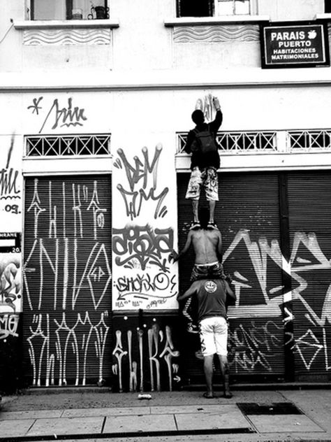 Graffiti Tagging, Street Graffiti, Street Culture, Street Art Graffiti, Black And White Pictures, Banksy, Graffiti Art, Urban Art, Teamwork