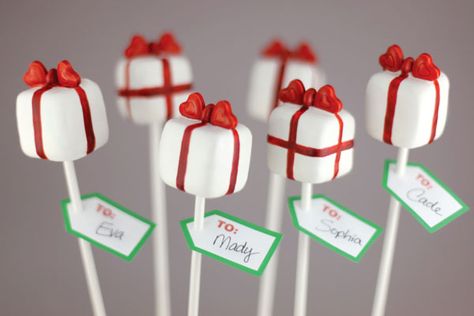 Bakerella DIY & Interview Christmas Present Cake, Christmas Cake Pops Recipe, Holiday Cake Pop, Christmas Cakes Easy, Cake Pop Designs, Present Cake, Holiday Desserts Table, Christmas Cake Pops, Cake Pop Recipe