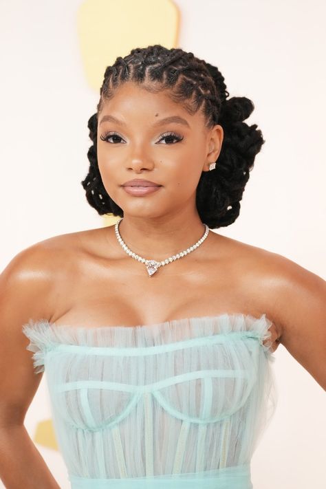 Halle Bailey Makeup, Berry Lipstick, Chloe X Halle, Smokey Eye For Brown Eyes, Halle Bailey, Dior Beauty, Vanity Fair Oscar Party, Locs Hairstyles, Halle Berry