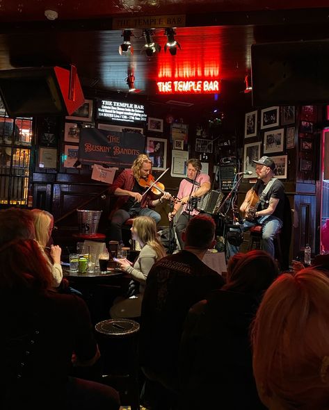 Pub Quiz Aesthetic, Pub With Friends, Irish Pub Aesthetic, Aesthetic Bars, Pub Aesthetic, Just Vibe, Cafe Concert, Live Music Bar, Pub Music