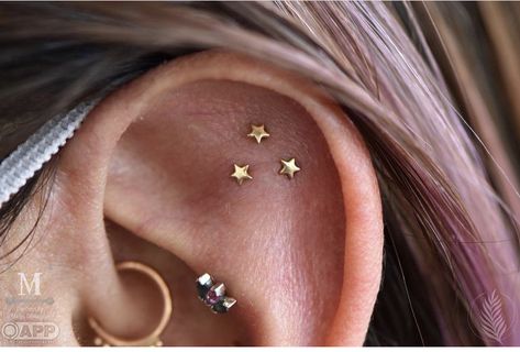 Flat Ear Piercing, Third Piercing, Flat Piercing, Ear Piercings Chart, Nail Piercing, Cool Ear Piercings, Pretty Ear Piercings, Multiple Ear Piercings, Cool Piercings