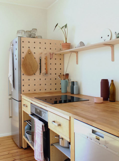 In the German kitchen of illustrator and graphic designer Swantje Hindrichsen, a pegboard hides the gap behind the fridge, which wasn’t deep enough to meet the wall. See more in Kitchen of the Week: An Artful Kitchen Created from Reclaimed Ikea Parts, Extreme Budget Edition. Wooden Pegboard, Organiser Cucina, Pegboard Storage, Desain Pantry, German Kitchen, Herringbone Backsplash, Diy Kitchen Storage, Ikea Kitchen, Subway Tile