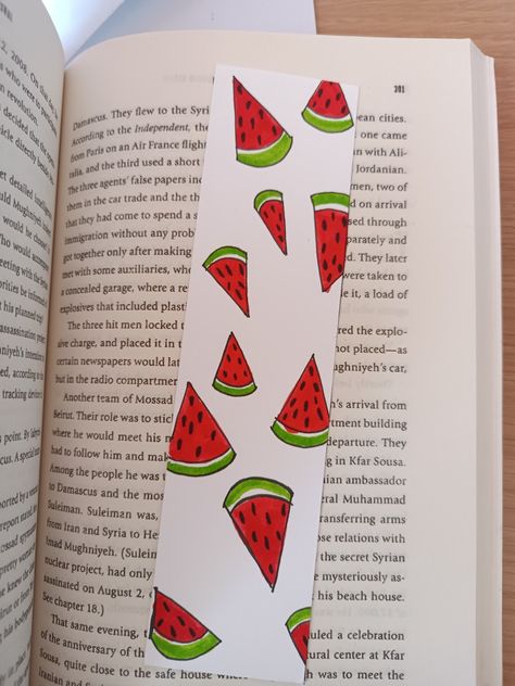 #summer #fruit #watermelon #bookmark #diy #cute #brushpens #bookmarkart Easy Bookmark Ideas For Kids, Aesthetic Bookmarks Diy, Watermelon Bookmark, Summer Bookmarks, Book Mark Ideas, Homemade Bookmarks, Bookmark Diy, Markers Drawing Ideas, Fruit Watermelon