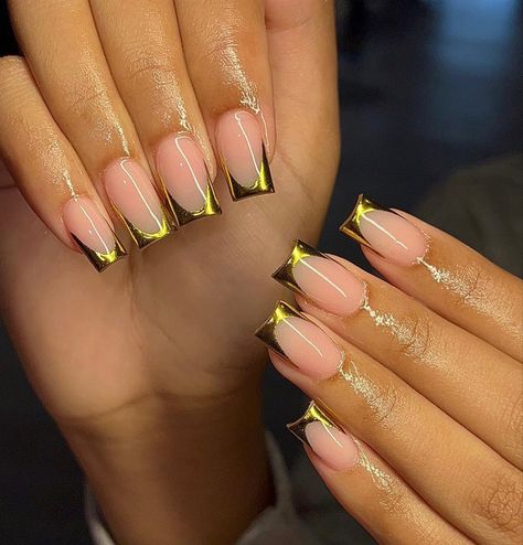 @Nailsbydreamy on insta 🫶🏽 Gold Nails French, Art Bullet Journal, Gold Tip Nails, Bullet Journal Sticker, Gold Chrome Nails, Gold Acrylic Nails, French Tip Nail Designs, Sassy Nails, Journal Sticker