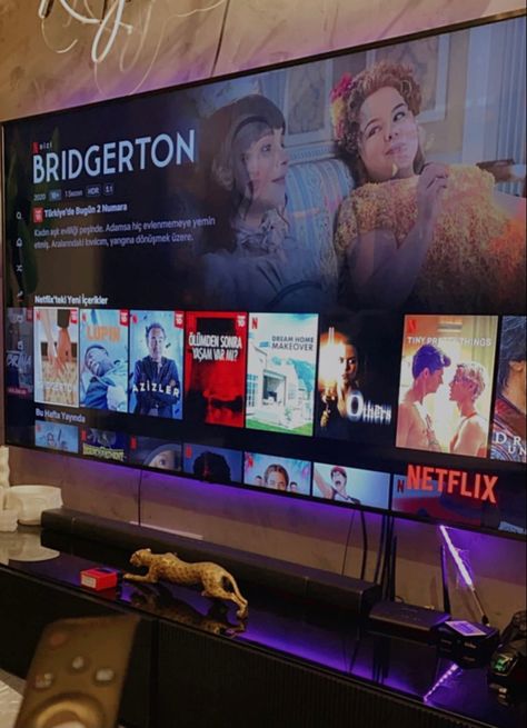 bridgerton / netflix / netflix&chill / movie night Netflix And Chill Aesthetic, Netflix And Chill Tumblr, Huge Tv, Birth Pictures, Netflix Chill, Buyer Persona, Netflix Movies To Watch, Film Netflix, Cute Tumblr Pictures