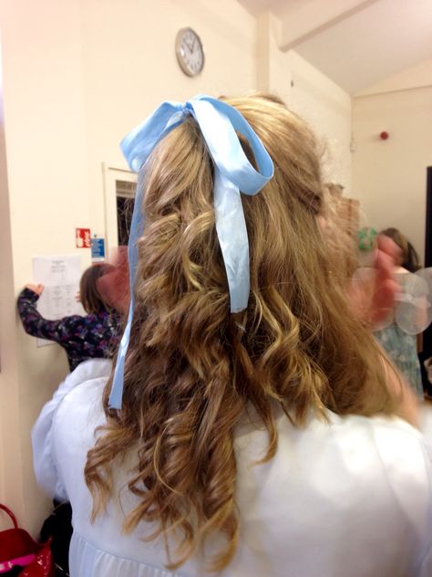 Peter Pan - wendy darling hair Wendy From Peter Pan Hair, Wendy Hairstyle Peter Pan, Wendy Darling Halloween Costume, Wendy Makeup Peter Pan, Wendy Darling Hairstyle, Wendy Dress Peter Pan, Wendy Darling Inspired Outfits, Wendy Darling Cosplay, Wendy Darling Makeup