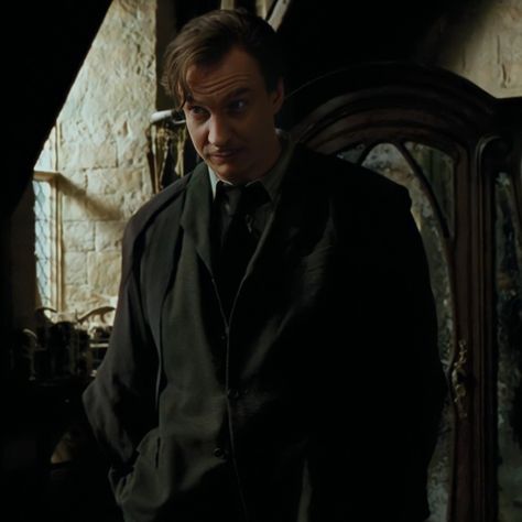 ᴘʀɪsᴏɴᴇʀ ᴏғ ᴀᴢᴋᴀʙᴀɴ Remus Lupin Prisoner Of Azkaban, Remus Lupin Movie, Remus Lupin David Thewlis, Harry Potter Lupin, Remus Lupin Icons, Professor Lupin, Lupin Harry Potter, David Thewlis, Harry Potter Icons