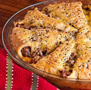 Italian Crescent Casserole includes ground beef, garlic pasta sauce and cheese. It only takes 20 minutes to cook and it's simply heavenly. Crescent Casserole, Potato Ball, Garlic Pasta Sauce, Makanan Italia, Stuffed Potato, Ground Beef Casserole Recipes, Beef Casserole Recipes, Crescent Roll Recipes, Ground Beef Casserole