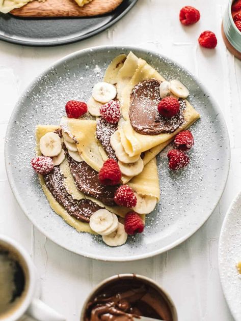 Classic french crepes made at home! These crepes are easy to make and filled with classic french flavors like nutella, strawberry and bananas! Stuffed Crepes, Nutella Crepes, Sweet Crepes, French Crepes, Banana Nutella, Savory Crepes, Crepe Recipes, Deilig Mat, Pretty Food