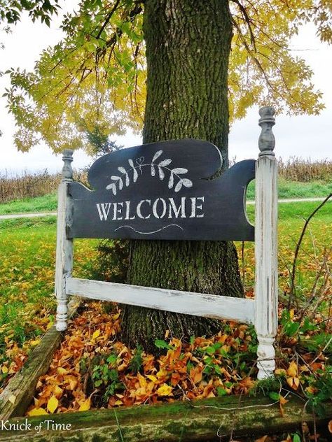 Repurposed Headboard Into Chalkboard | #repurposed  #headboard #signs #upcycled #farmhousestyle #DIYproject | knickoftime.net Repurposed Headboard, Farm Entrance, Old Headboard, Driveway Entrance, Living Modern, Farm Signs, Hand Painted Signs, Shabby Vintage, Redo Furniture