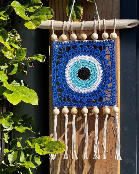 Evil Eye Crochet Wall Hanging, Crochet Eye Square, Macrame Evil Eye Wall Hanging, Crochet Evil Eye Pattern, Evil Eye Granny Square Pattern, Evil Eye Crochet Pattern Free, Half Granny Square Pattern, Evil Eye Granny Square, Granny Square Crochet Projects