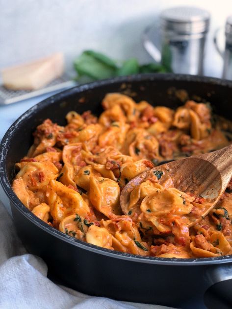 I just wanna take a second to shout-out Giuseppe Cerri, the inventor of tortellini. You’re the real mvp. Tomato Tortellini, Pesto Tortellini, Tortellini Recipes, Home Meals, Tomato Pesto, Tomato Pasta, Pesto Recipe, Pesto Pasta, Tomato Recipes