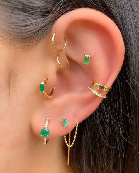 Nina Segal Jewelry on Instagram: “Some Emeralds to spruce up your Sunday 🍀❇️💚 . . #emerald #queen #baguette #emeraldearrings #piercings #instapiercing #earstack #diamonds…” Celebrity Ear Piercings, Faberge Jewelry, Pretty Ear Piercings, Silver Jewelry Design, Bridal Gold Jewellery Designs, Stacked Jewelry, Emerald Earrings, Bridal Gold Jewellery, Gold Jewellery Design