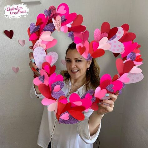 Corona de corazones de papel para decorar el dia del amor y la amistad! Dale tu toque Sammily! a tus regalos navideños Te encantará! Entra a mi página para más ideas FB/ ChuladasCreativas IG @SammilyChuladas YT/ChuladasCreativas Decorations For Valentine's Day, Craft Heart Ideas, Ideas Para Decorar En San Valentin, Ideas Para San Valentin Manualidades, Ideas De San Valentin, Valentines Decor Ideas, Valentine Bulletin Boards, Ideas Valentines Day, Valentine Art Projects