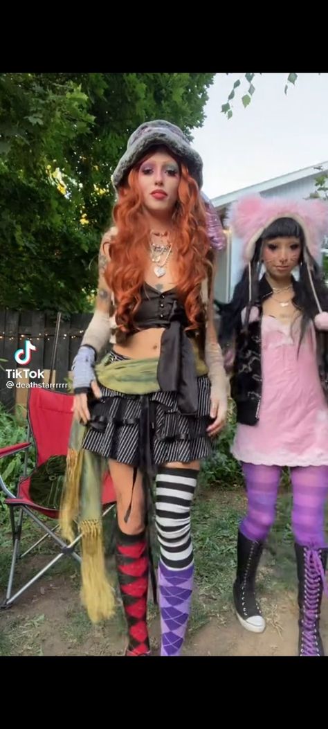 Cheshire Cat Fashion, Aesthetic Mad Hatter Costume, Queen Of Hearts Casual Outfit, Mad Hatter Outfit Ideas Casual, Halloween Costume Mad Hatter, Mad Hatter Woman Costume, Alison Wonderland Costume, Mad Hatter And Cheshire Cat Costumes, Mad Hatter Alice In Wonderland Costume