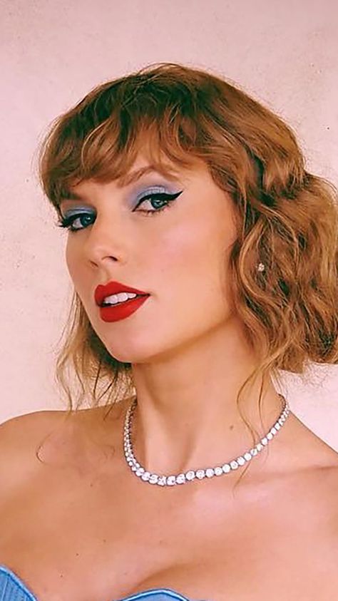 Bejeweled Taylor Swift Makeup Look, Taylor Swift 1989 Makeup Tour, Taylor Swift Blue Eyeshadow, Taylor Swift 1989 Inspired Makeup, Taylor Swift Eras Tour Eye Makeup, Taylor Swift Winged Eyeliner, 1989 Era Makeup Ideas, Taylor Swift 1989 Era Makeup, Taylor Swift Cat Eye Makeup