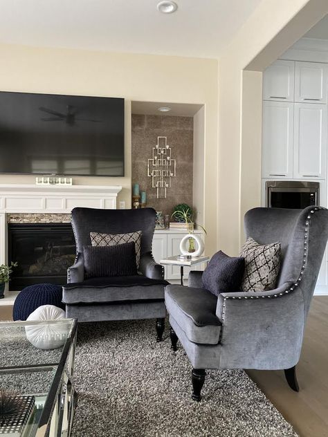 Dark Grey Chesterfield Sofa Living Room, Grey Velvet Sofas, Gray Tufted Sofa Living Room Ideas, Grey Chesterfield Sofa Living Rooms, Grey Velvet Sofa Living Room Ideas, Gray Velvet Sofa Living Room, Gray Chesterfield Sofa, Tufted Couch Living Room, Living Room Chesterfield Sofa