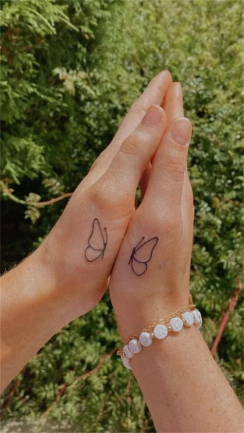 Matching butterfly hand tattoo Hand Tattoos For Women Matching, Matching Tattoos With Your Best Friend, Maching Tattoos Butterfly, Matching Half Tattoos, Butterfly Tattoo Sisters, Cute Small Best Friend Tattoos, Small Tattoo Ideas Best Friends, Matching Henna Tattoos For Best Friends, Maching Tattoos Sister