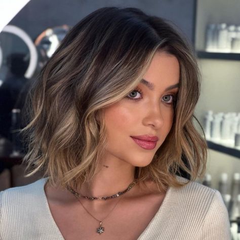 Tousled Wavy Bob for Round Faces Unnatural Hair Color, Messy Bob Hairstyles, Wavy Bob Hairstyles, Vlasové Trendy, Wavy Haircuts, Haircuts For Wavy Hair, Round Face Haircuts, Short Hair Styles For Round Faces, Short Hair Balayage