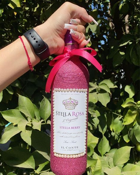 CUSTOM BOTTLES ✨’s Instagram photo: “Stella Rosa wine 🌹✨ #custombottles #customwine #glitter” Sparkly Wine Bottles, Stella Rose Wine, Customized Bottles, Wedding Glasses Decoration, Stella Rosa Wine, Decorated Wine Bottles, Decorated Liquor Bottles, Glitter Wine Bottles, 21 Bday