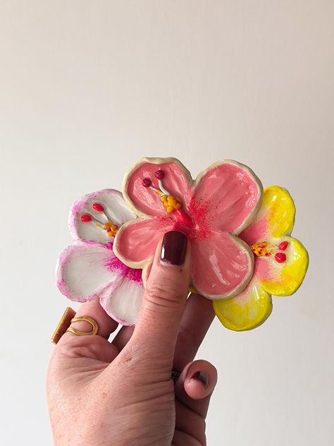 Perfect for decorating the kitchen fridge, these little ceramic effect flower magnets are not only cute, they are also very practical for hanging notes, drawings, photos... Practical, but also very aesthetic! Description These handmade hibiscus magnets were made with clay, acrylic paint and UV resin to give them a beautiful ceramic-like shine. → Dimensions: 7 cm in diameter Do you have any questions? Feel free to contact me ;) Ceramic Fridge Magnets, Cute Clay Magnets, Aesthetic Description, Clay Fridge Magnets, Magnet Ceramic, Drawings Photos, Cute Magnets, Ceramic Magnets, Very Aesthetic