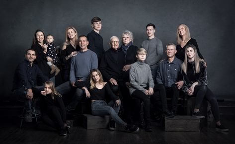 Large Family Studio Photography Poses, Family Photo Grouping Ideas, Family Group Photo Ideas, Group Photo Studio, Big Group Photos Posing Ideas, Large Group Photography, Adult Family Photos, Large Group Photos, Family Pictures What To Wear