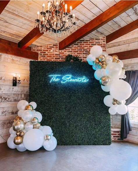 Hedge Wall Balloon Garland, Green Wall Backdrop Birthday Parties, Balloon Arch With Grass Backdrop, Green Wall Party Backdrop Ideas, Hedge Wall Backdrop With Balloons, Grass Wall Birthday Decor, Grass Wall Backdrop Ideas, Grass Wall Balloons, Simple Grad Decor