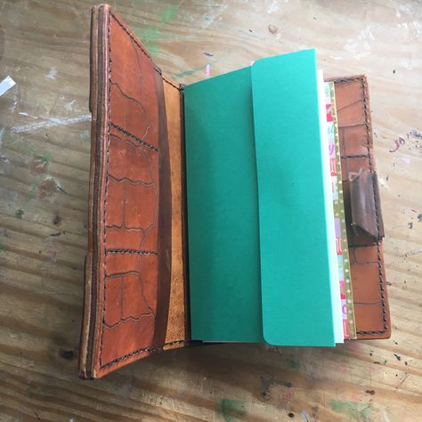 Pocket Folder Diy, Envelopes Decorados, Book Binding Methods, Diy Travelers Notebook, Folder Diy, Check Background, Diy Scrapbook Album, Travel Journal Scrapbook, Paper Folder