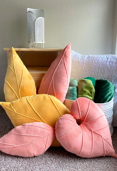 Leaf Pillow Philodendron Gloriousum Leaf Nursery Decor - Etsy Leaf Nursery, Leaf Pillow, Jungle Decor, Pillows Decorative Diy, Kids Bedroom Inspiration, Sewing Easy Diy, Upholstery Diy, Ring Pillow Wedding, Leaves Pillow