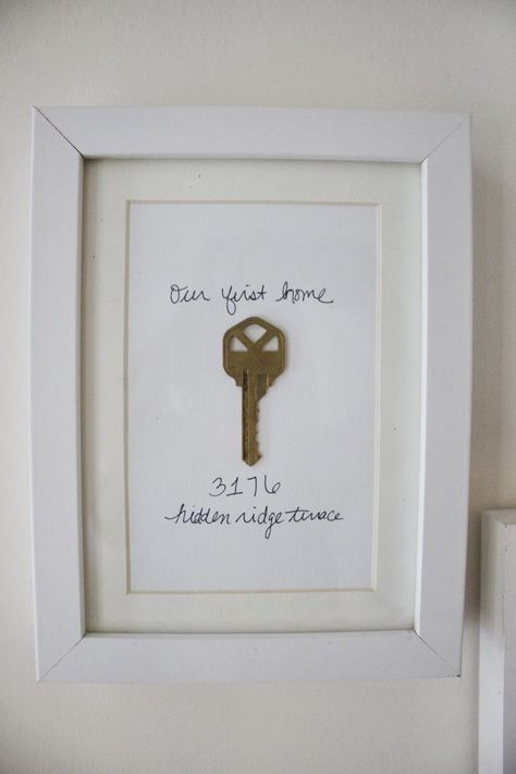 Cute idea: framed key to first officially owned home or condo! It'll be years for that to happen but some day we won't have to move every 4 years Bar In Casa, First Apartment Decorating, Diy Wand, Hemma Diy, Decor Ikea, Diy Casa, House Keys, First Apartment, Décor Diy