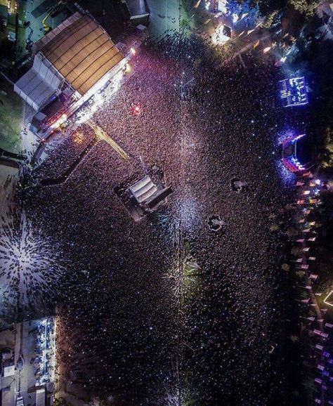 Lollapalooza Chile 2017. Can't wait for it to get to Chicago!! Lollapalooza Chile, Future Concert, Lollapalooza Chicago, Concert Crowd, Career Vision Board, Music Learning, Dream Music, Life Vision Board, Music Motivation