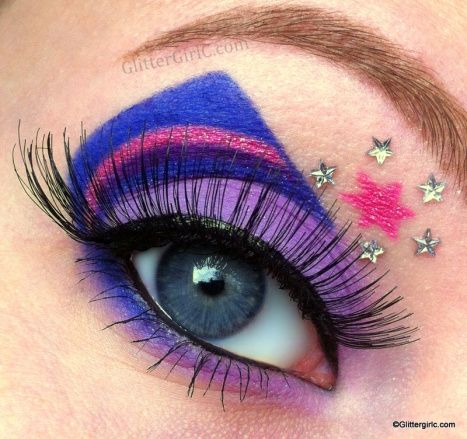 My Little Pony, Twilight Sparkle Makeup. YouTube channel: https://www.youtube.com/user/GlitterGirlC Twilight Sparkle Makeup, Twilight Sparkle Costume, Dragon Makeup, Pony Makeup, Sparkle Makeup, My Little Pony Birthday Party, My Little Pony Costume, Little Pony Birthday Party, Rave Makeup