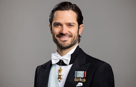 New official photos of the Swedish Royal Family have been released Prince Carl Philip Of Sweden, Princess Sofia Of Sweden, Princess Sophia, Swedish Royalty, Prince Carl Philip, Apple Dress, Prince Daniel, Princess Madeleine, Princess Estelle