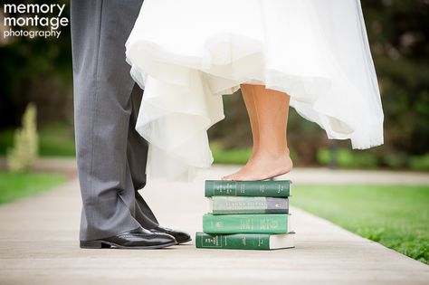 Wedding With Books, Book Themed Wedding Centerpieces, Wedding Ideas For Book Lovers, Bookish Themed Wedding, Wedding Decor Books, Wedding Book Theme, Book Wedding Favors, Bookish Wedding Decor, Book Lover Wedding Ideas