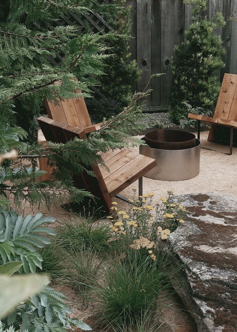 A dyad of mixed metals. The Concentric Fire Pit’s outer shell is made from stainless steel, paired with an inner ring of rusted steel. Large Outdoor Fire Pit, Pea Gravel Fire Pit, Small Backyard Fire Pit, Fire Pit Landscape, Urban Yard, Northern Garden, Retreat Activities, Weathered Steel, Functional Sculpture