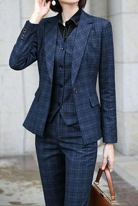 3 Piece Suit Women, Formal Suits For Women, Look Working Girl, Work Outfits Frauen, Dark Blue Suit, Women Suits Wedding, Blue Suits, One Button Blazer, Womens Office