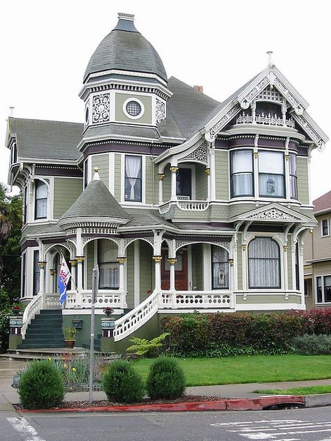 Victorian Awesome Houses, Victorian Style House, Victorian Beauty, Vintage Homes, Pretty Houses, Victorian Style Homes, Amazing Homes, Victorian Ladies, Painted Ladies