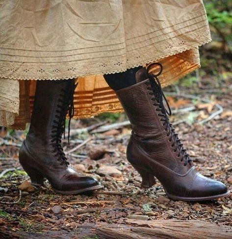 Walk to Meryton... Victorian Boots, Victorian Aesthetic, Enola Holmes, Stil Inspiration, Film Tv, Look Vintage, Mode Vintage, Historical Fashion, Vintage Shoes