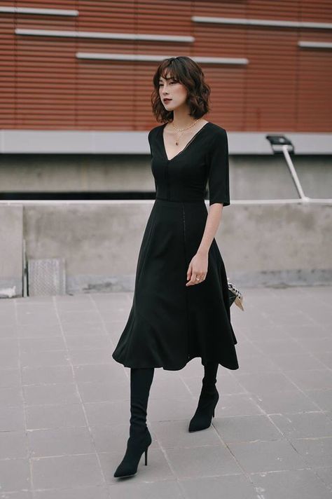 Profesional Goth Outfit, Smart Goth Fashion, Parisian Goth Style, Vintage All Black Outfit, Winter Dressup Ideas, Gothic Classy Outfits, Gothic Minimalist Fashion, Business Casual Outfits For Women Goth, Chic Goth Aesthetic