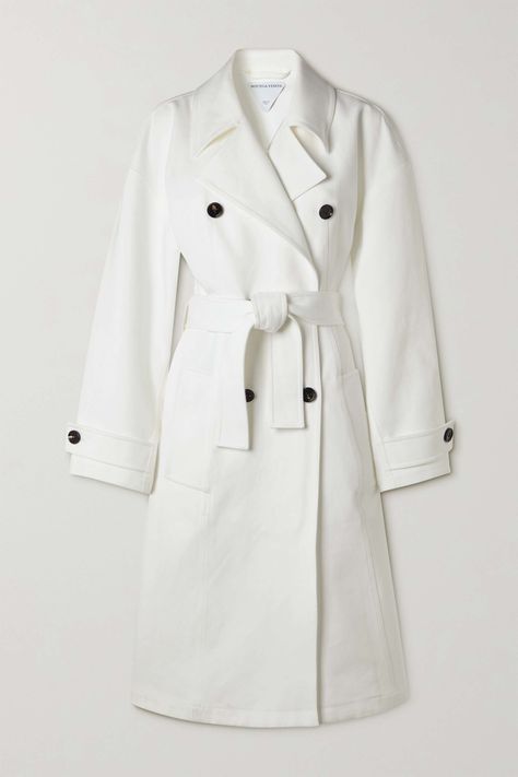 Trench Mania - ZOE Magazine White Trench Coat Outfit, White Long Jacket, Korean Winter Outfits, Dressy Hats, White Trench Coat, Oversized Trench Coat, Trench Coat Outfit, Oversize Sleeves, Double Breasted Trench Coat