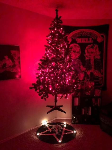 Possessed demonic floating Satanic Christmas tree with red lights and pentagram Invisible Christmas Tree, Christmas Tree Game, Black Christmas Decorations, Christmas Tree Village, Scary Christmas, Parents Christmas, Christmas Tree Storage, Creepy Christmas, Dark Christmas