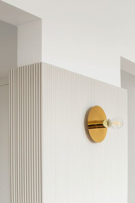 brass sconce in paris apartment White Spaces, Design Blogs, Minimalist White, Design Websites, Gold Rate, Sopot, Hus Inspiration, Wall Finishes, Design Del Prodotto