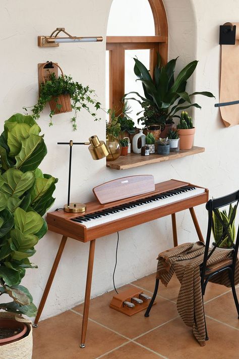 Keyboard In Apartment, Piano In Front Of Window, Piano Room Decor, Modern Piano, Piano Living Rooms, Piano Aesthetic, Studio Aesthetic, Electric Keyboard, Home Music Rooms